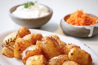 Knusprige Parmesankartoffeln mit Knoblauch-Dip