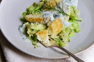 Reisbratlinge auf leicht warmem Spitzkohlsalat