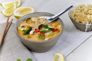 Rotes Thai Curry mit Staudensellerie & Quinoa