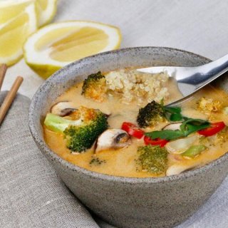 Rotes Thai Curry mit Staudensellerie & Quinoa