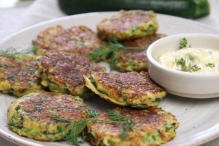 Zucchini-Halloumi-Puffer mit Thymian-Aioli