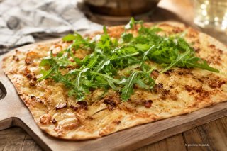​  Vegetarischer Zwiebelkuchen auf Flammkuchenteig