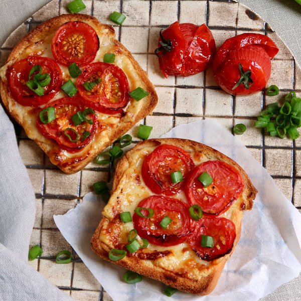 Überbackenes Toast mit Tomate | Gemüsekiste - bio. vielfalt. leben.