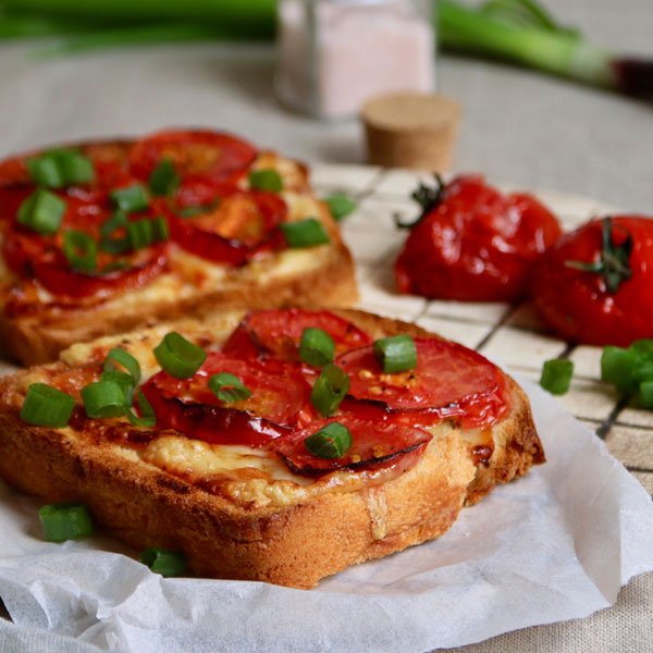 Überbackenes Toast mit Tomate | Gemüsekiste - bio. vielfalt. leben.