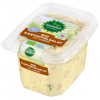 Kartoffelsalat mit Gurke und Mayonnaise