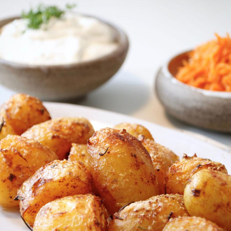 Knusprige Parmesankartoffeln mit Knoblauch-Dip