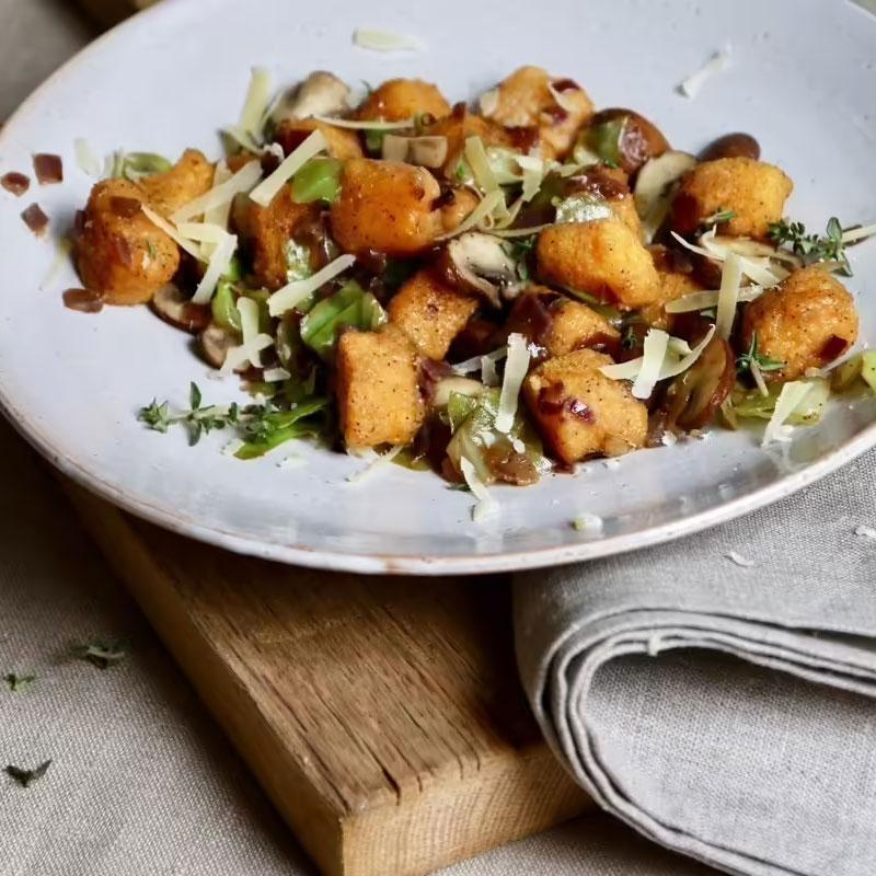 Polenta-Gnocchi mit Champignons & Spitzkohl
