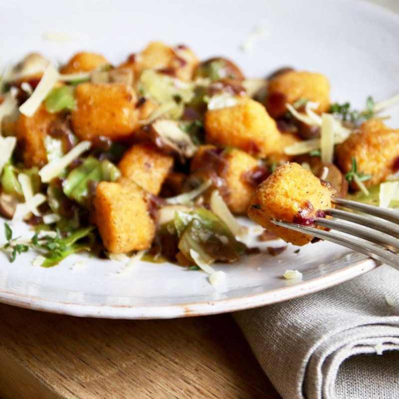 Polenta-Gnocchi mit Champignons & Spitzkohl