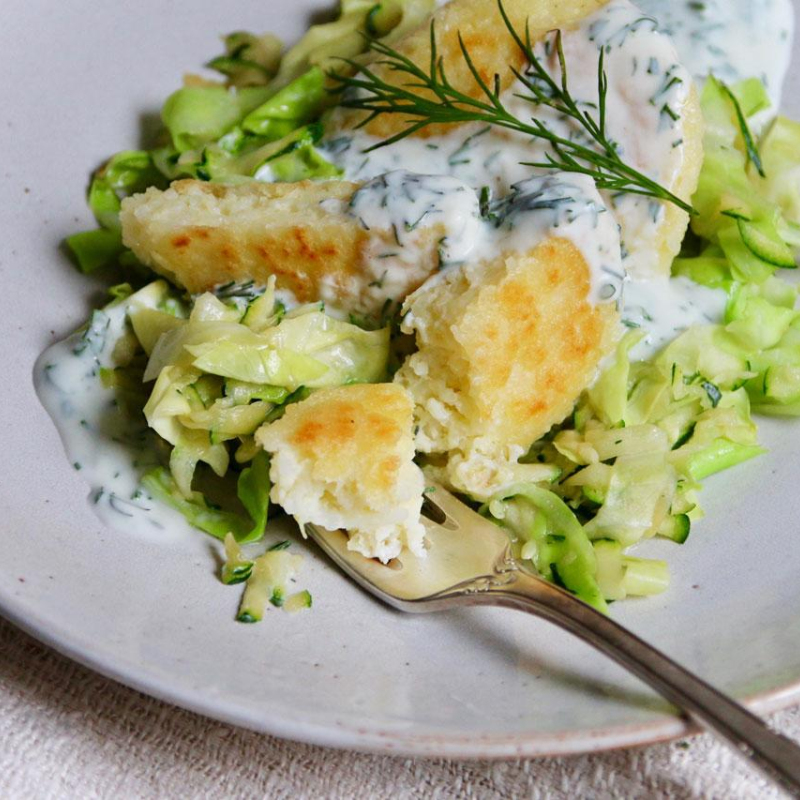 Reisbratlinge auf leicht warmem Spitzkohlsalat