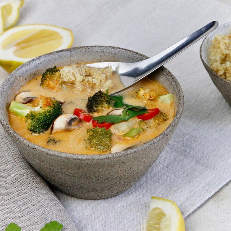 Rotes Thai Curry mit Staudensellerie & Quinoa