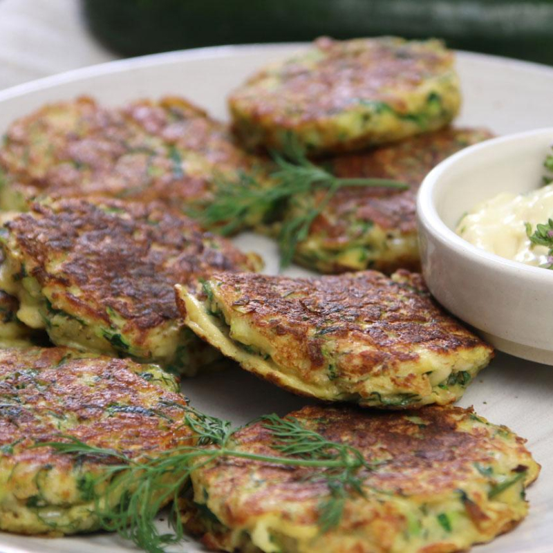 Zucchini-Halloumi-Puffer mit Thymian-Aioli