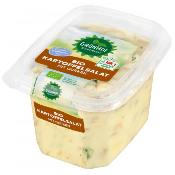 Kartoffelsalat mit Gurke und Mayonnaise