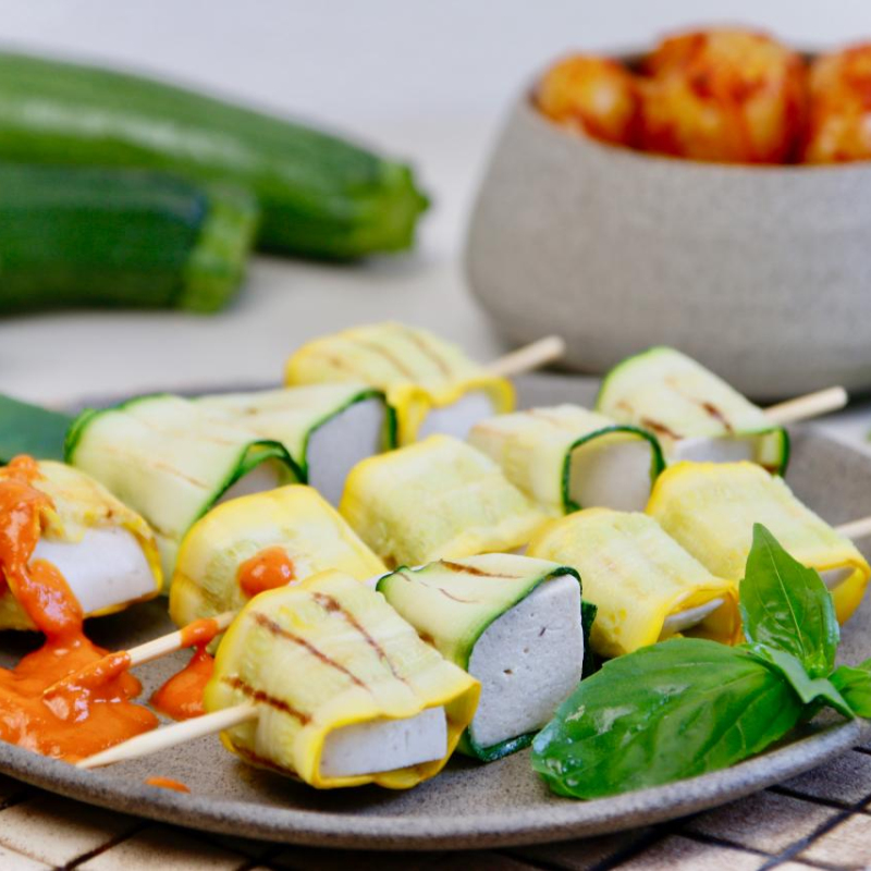 Zucchini-Spieße mit veganem Mozzarella & feurigen