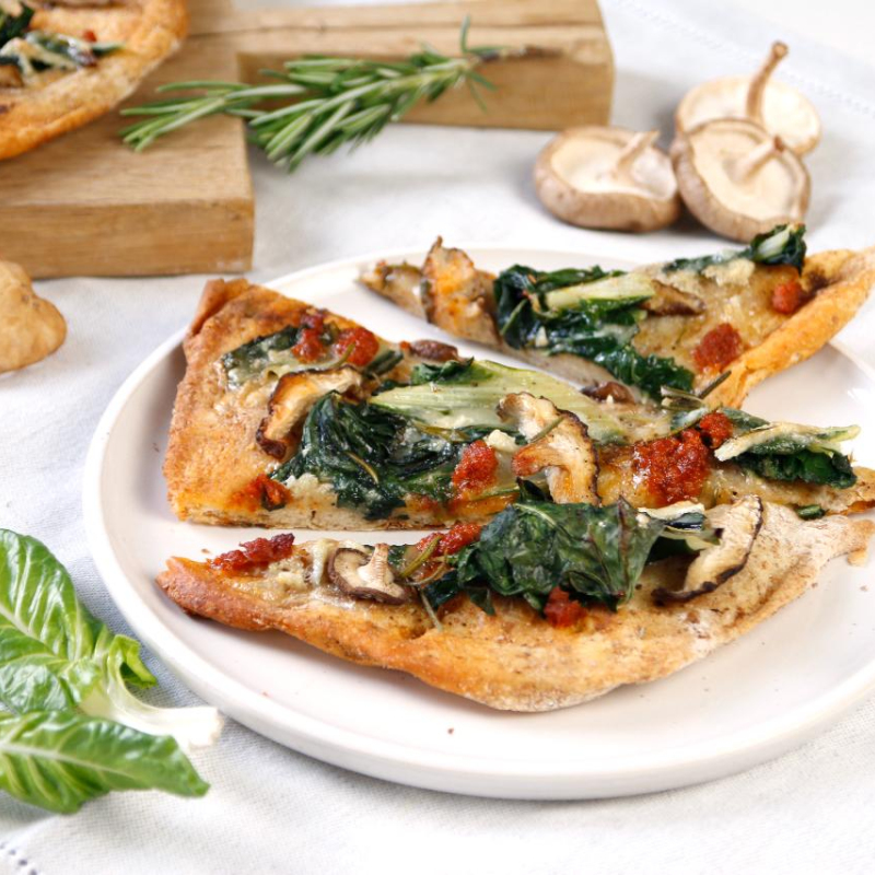 Italienische Pinsa mit Mangold, Pilzen & Gorgonzol