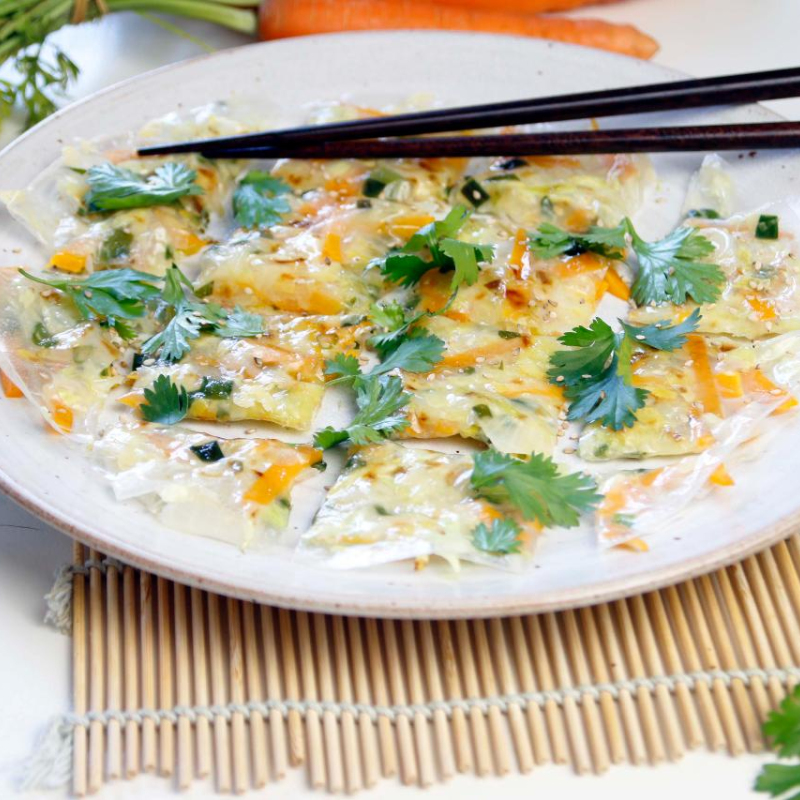 Gebratenes Reispapier mit Gemüsefüllung