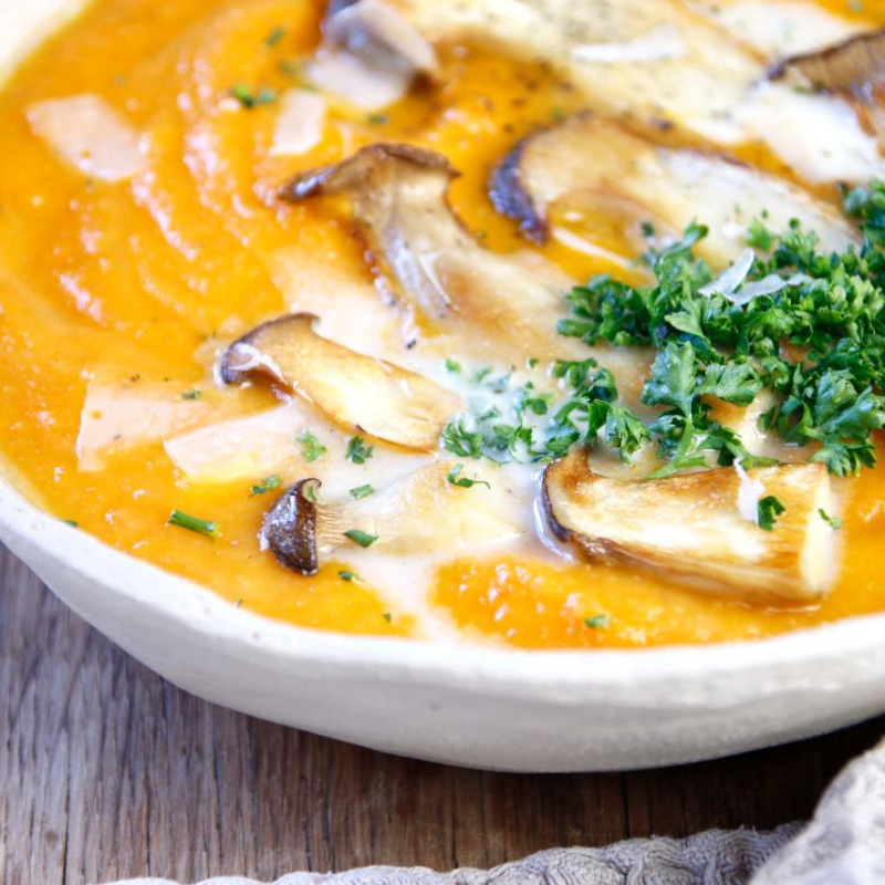 Möhre-Sellerie-Suppe mit Kräuterseitlingen